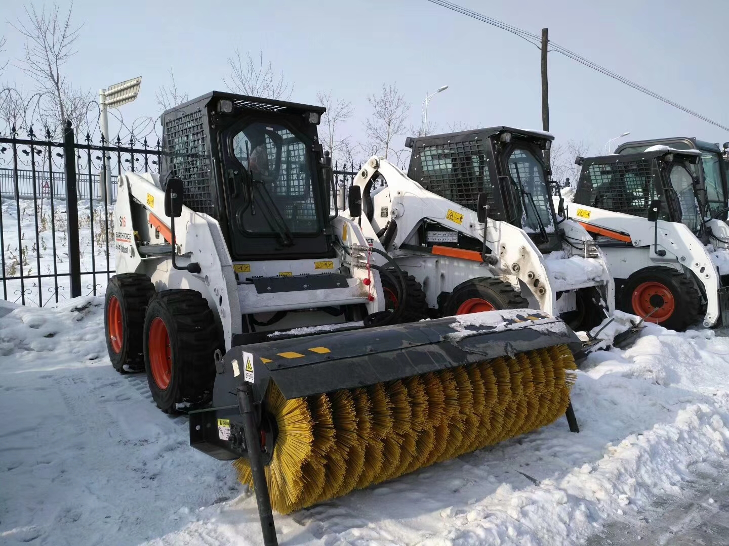 山猫滑移扫雪机