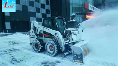 滑移抛雪机