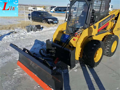 山猫滑移除雪铲
