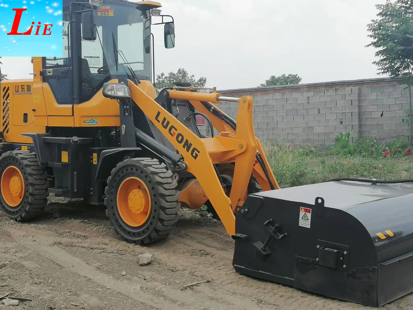 China mini wheel loader with bucket sweeper attachments for sale